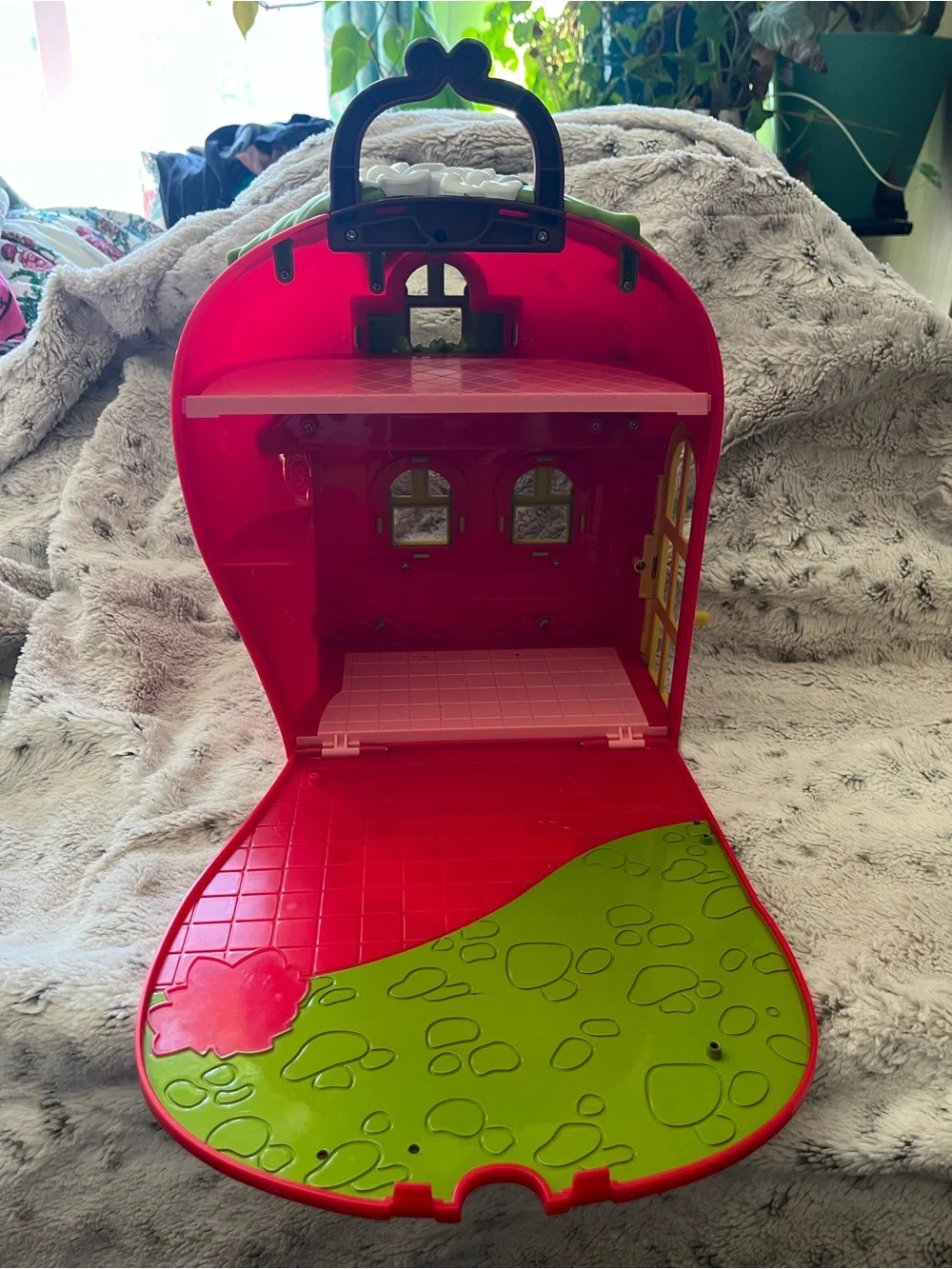 Strawberry Shortcake Carry Case Dollhouse Style Playset House